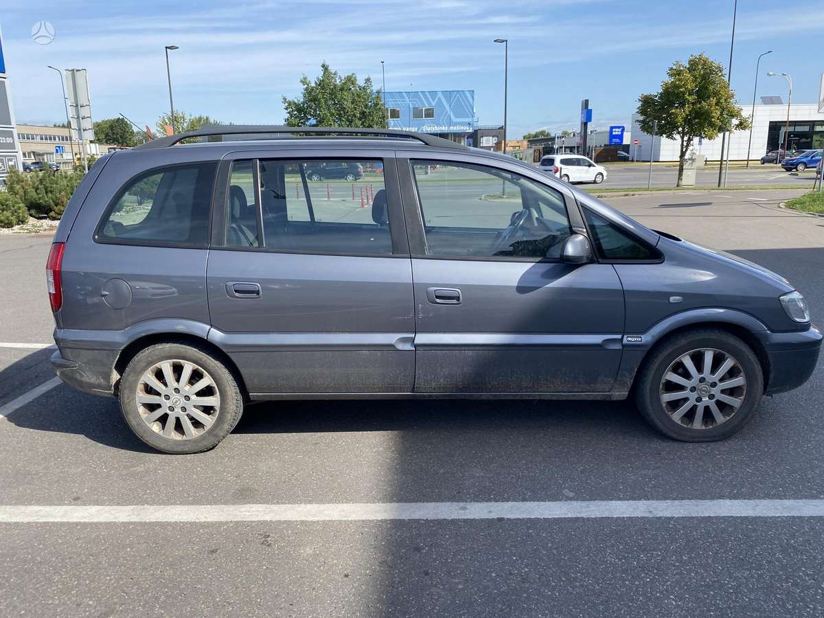 Opel Zafira 2005 — rear view