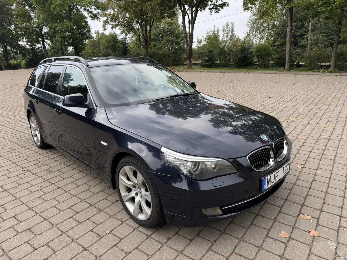 BMW 520 2010 — rear view