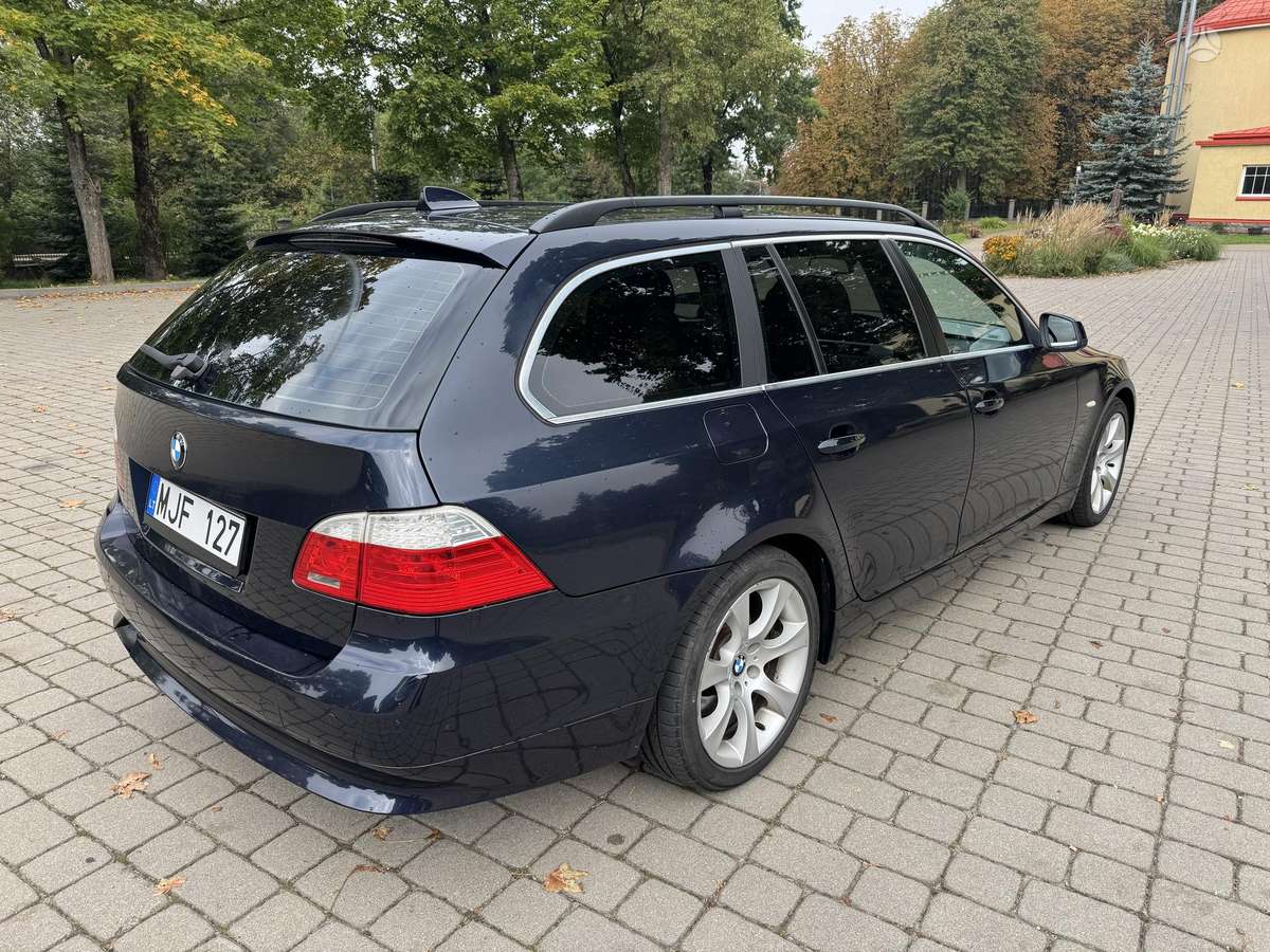 BMW 520 2010 — interior