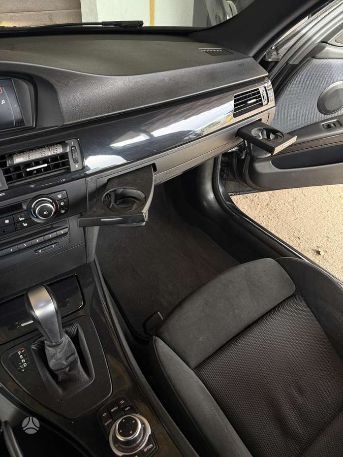 BMW 320 2010 — photo 12