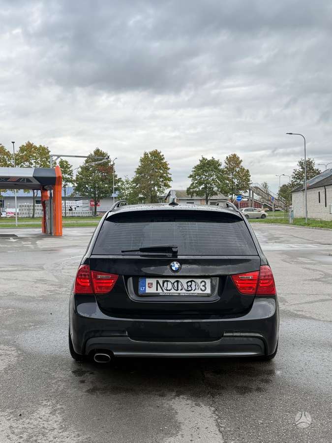 BMW 320 2010 — rear view