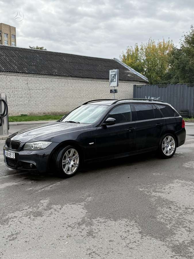 BMW 320 2010 — interior
