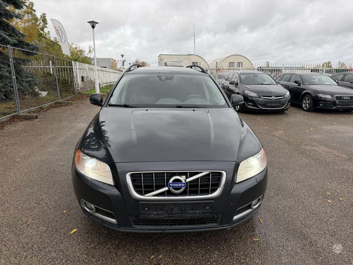 Volvo V70 2011 — rear view