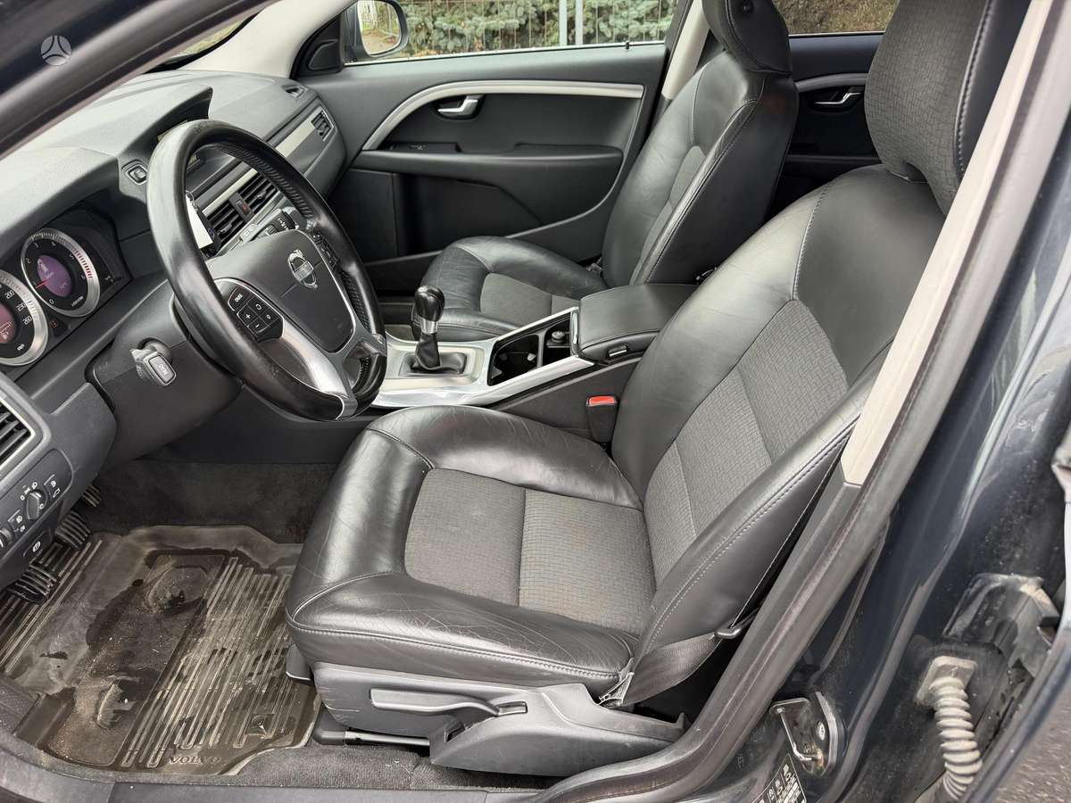 Volvo V70 2011 — photo 9