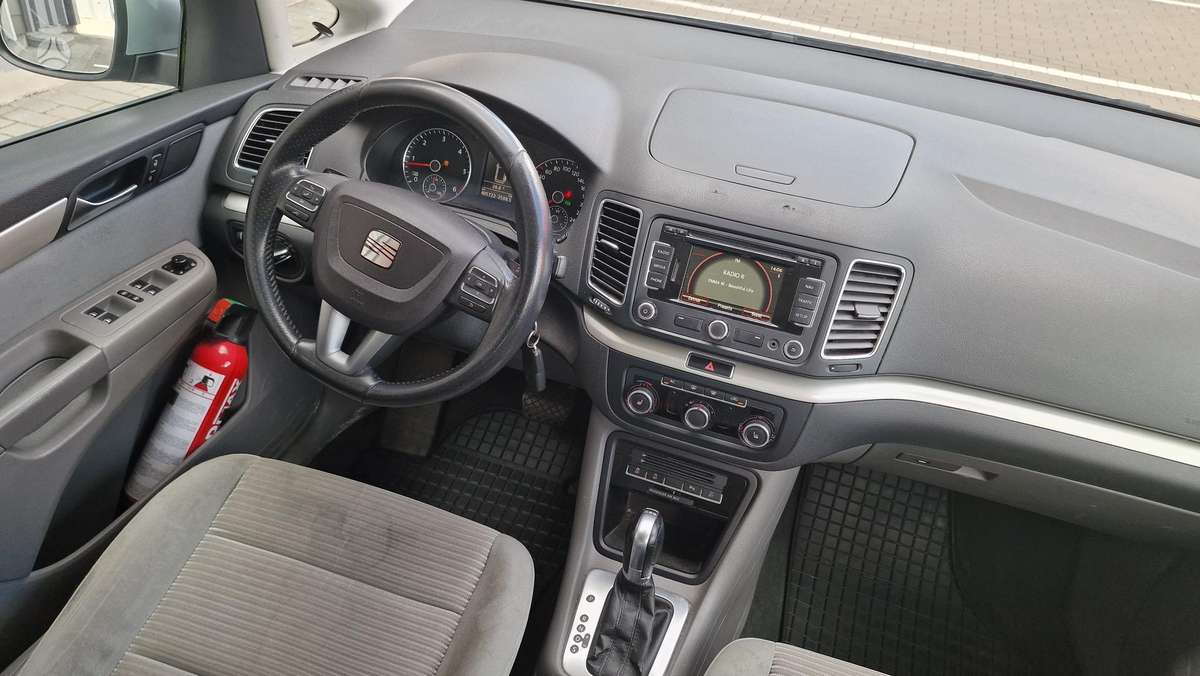 Seat Alhambra 2011 — photo 7
