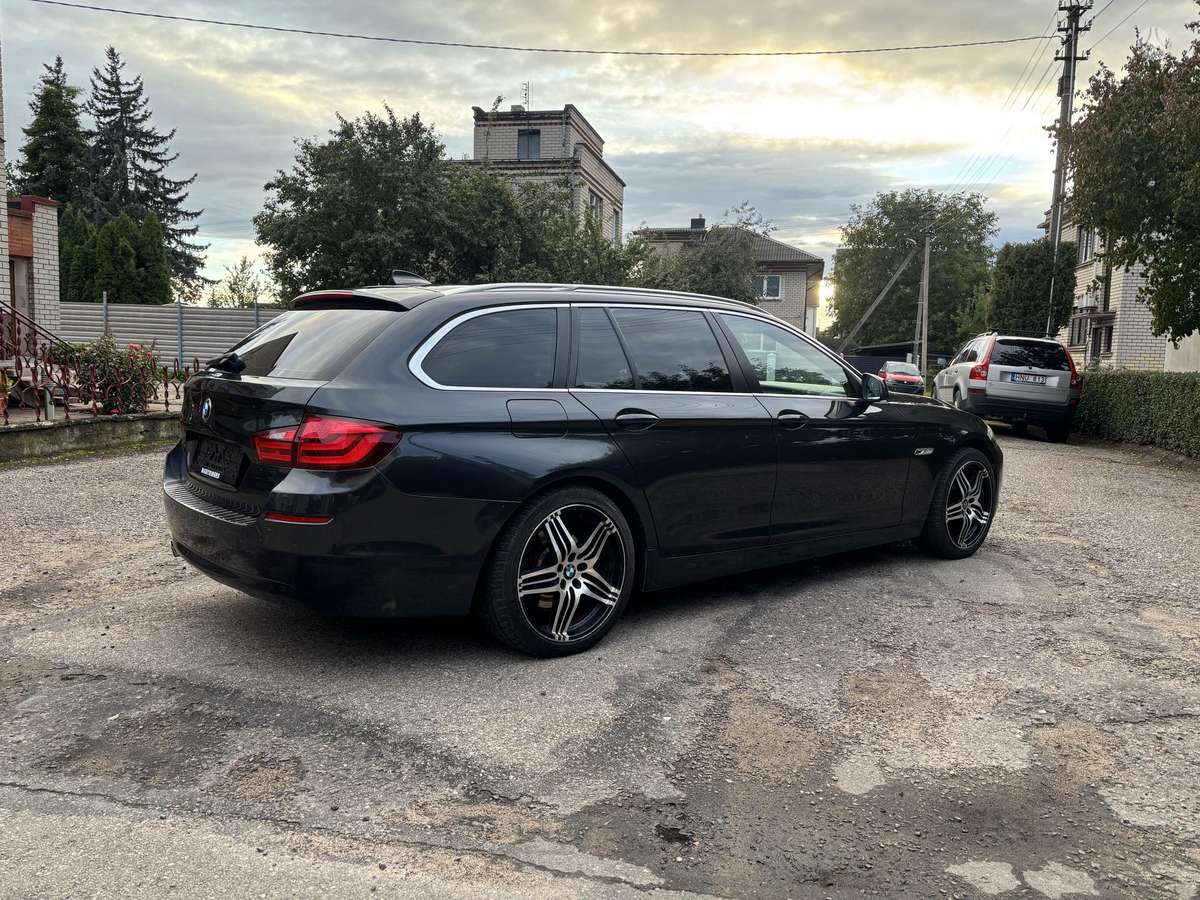 BMW 530 2012 — interior