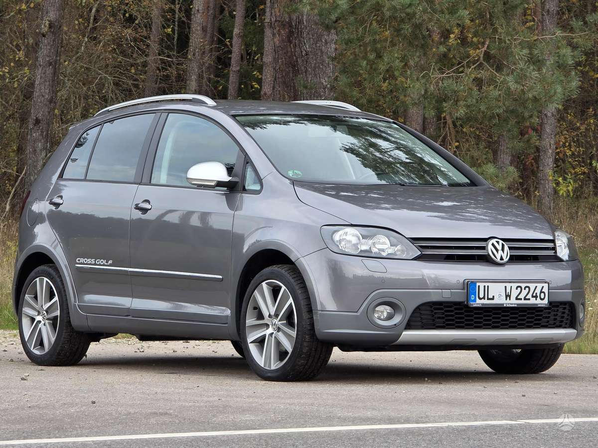 Volkswagen Golf 2011 — rear view