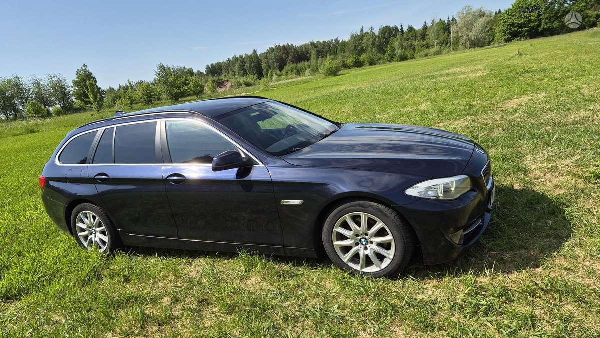 BMW 520 2012 — салон