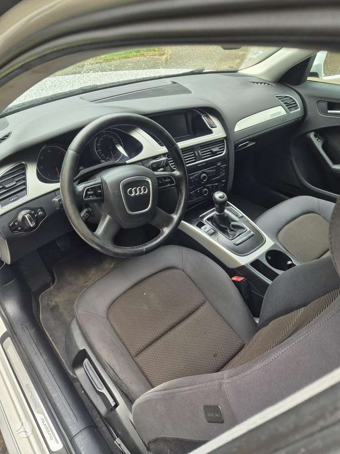 Audi A4 2010 — photo 9