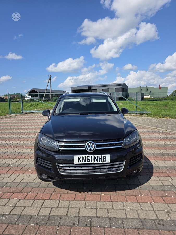 Volkswagen Touareg 2011 — rear view
