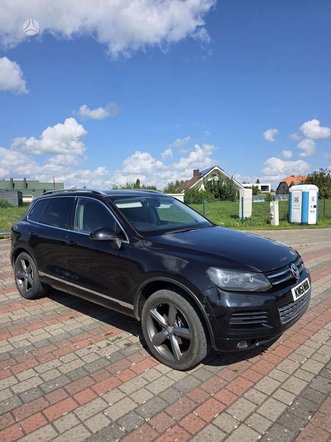 Volkswagen Touareg 2011 — interior