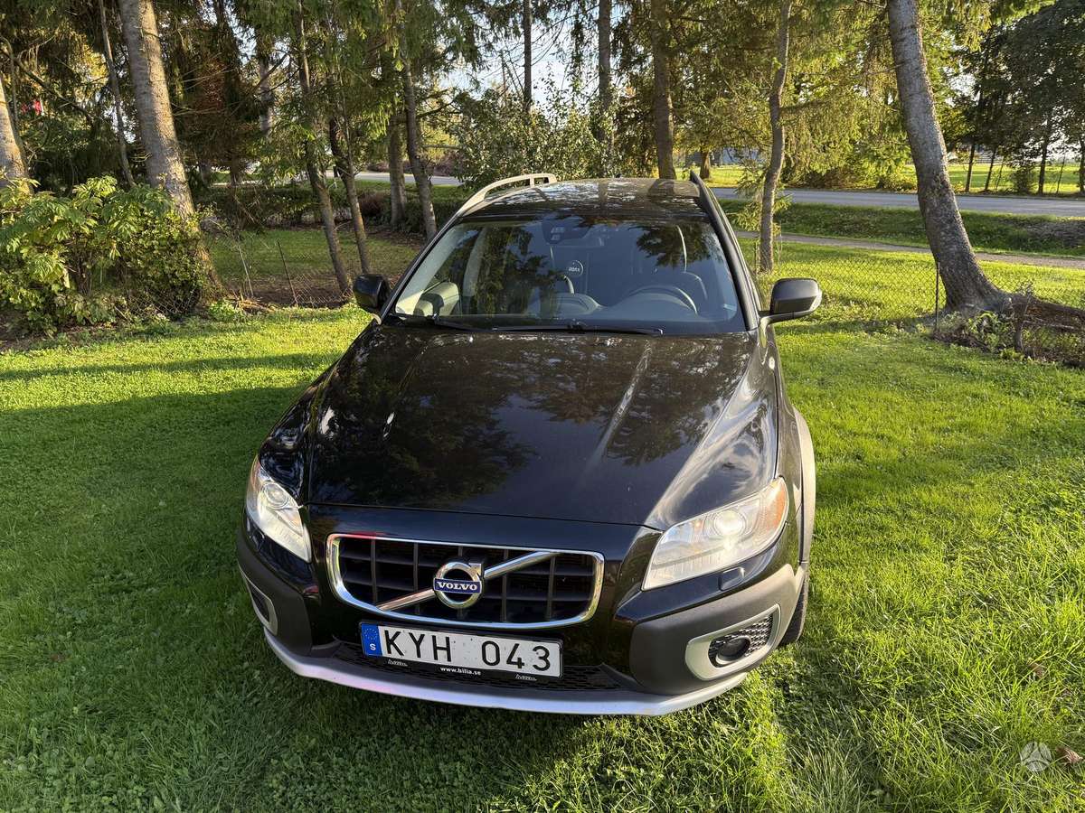 Volvo XC70 2011 — rear view