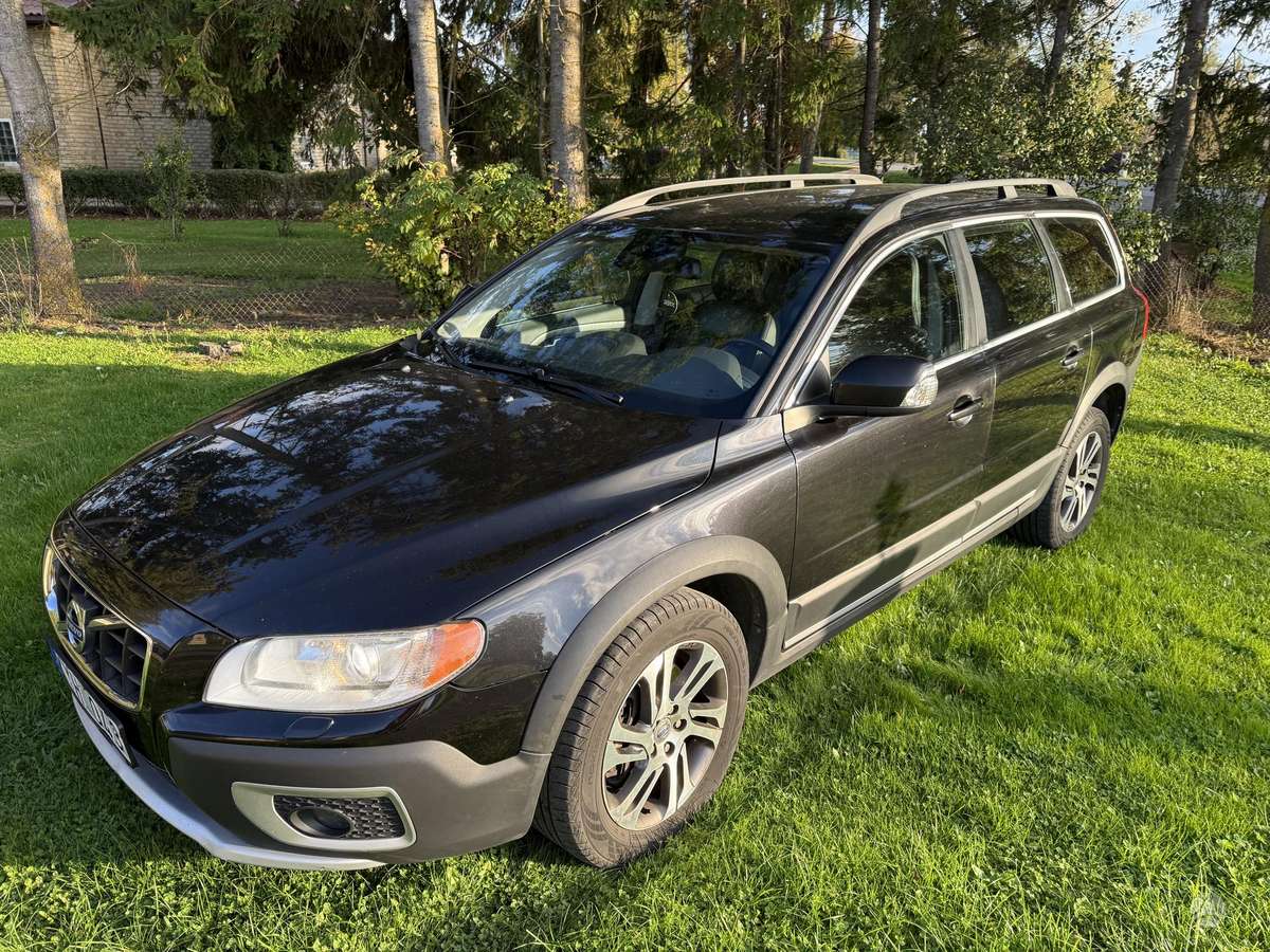 Volvo XC70 2011 — interior