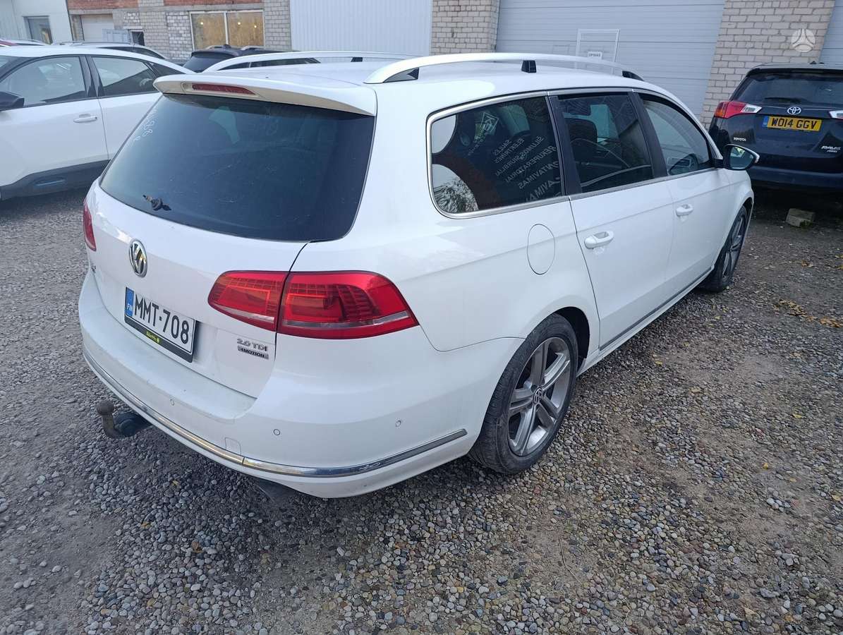 Volkswagen Passat 2013 — rear view