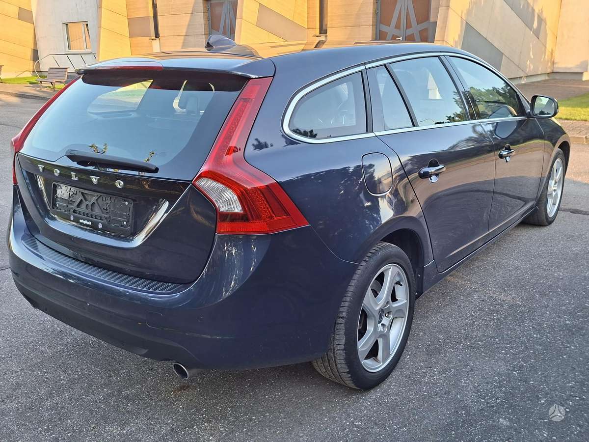 Volvo V60 2013 — салон