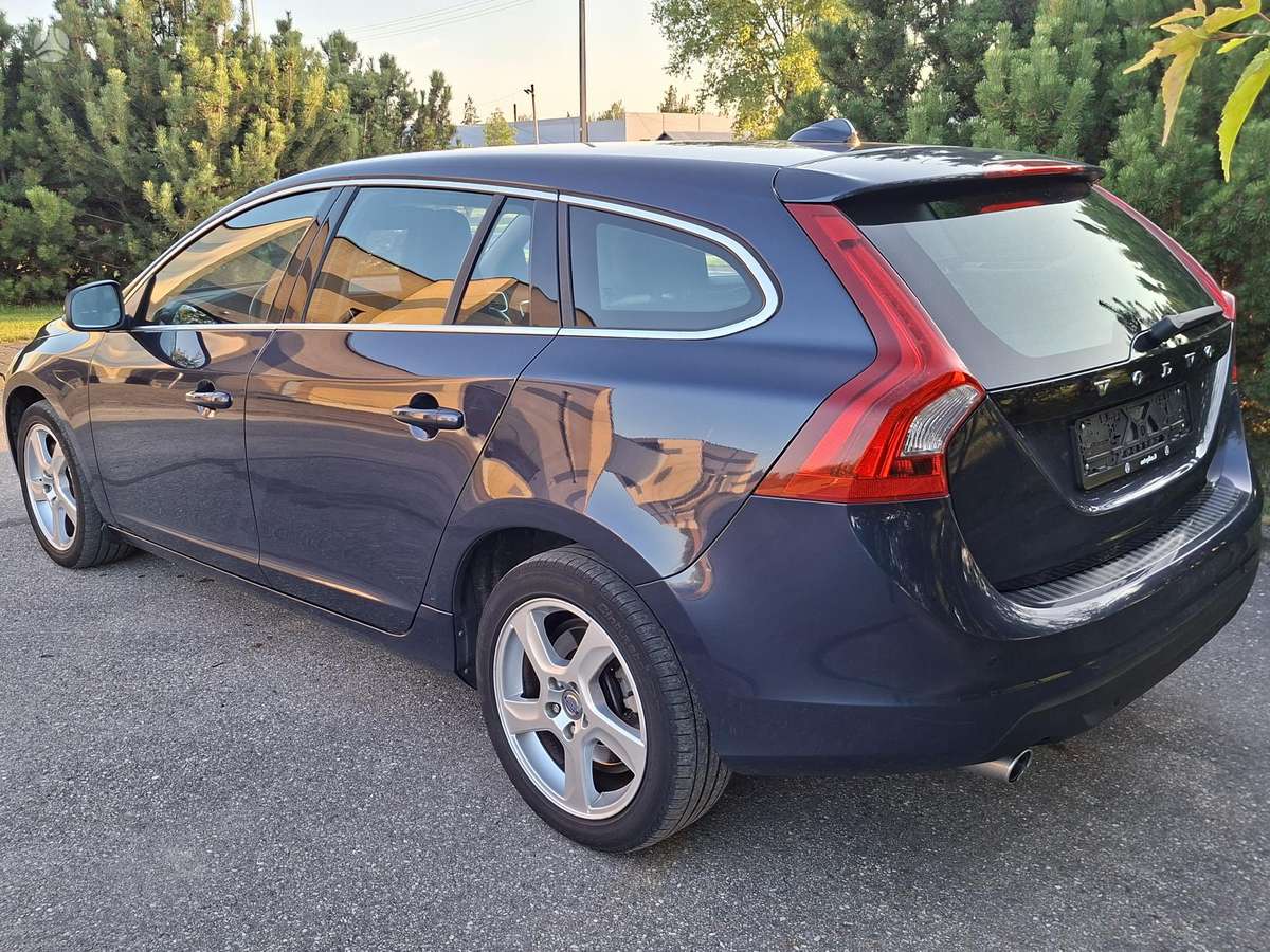 Volvo V60 2013 — двигун 2400 cm³, 215 HP (158kW)