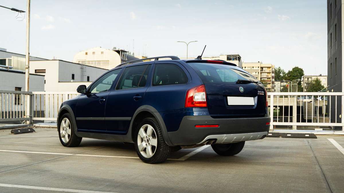 Skoda Octavia 2011 — rear view