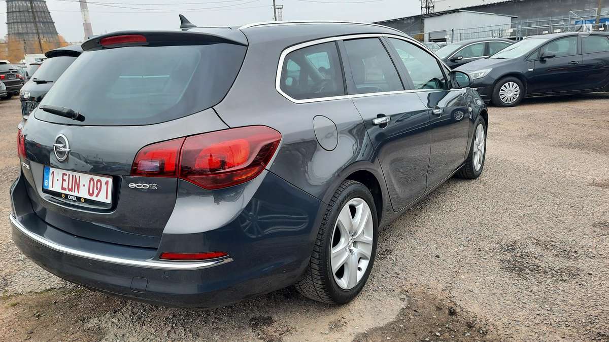 Opel Astra 2013 — photo 11