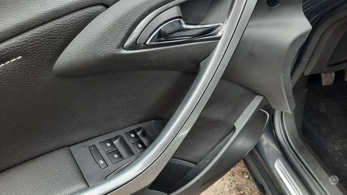 Opel Astra 2013 — photo 17