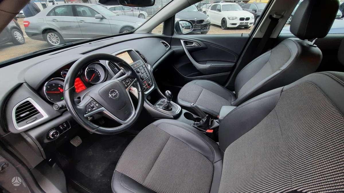 Opel Astra 2013 — photo 18