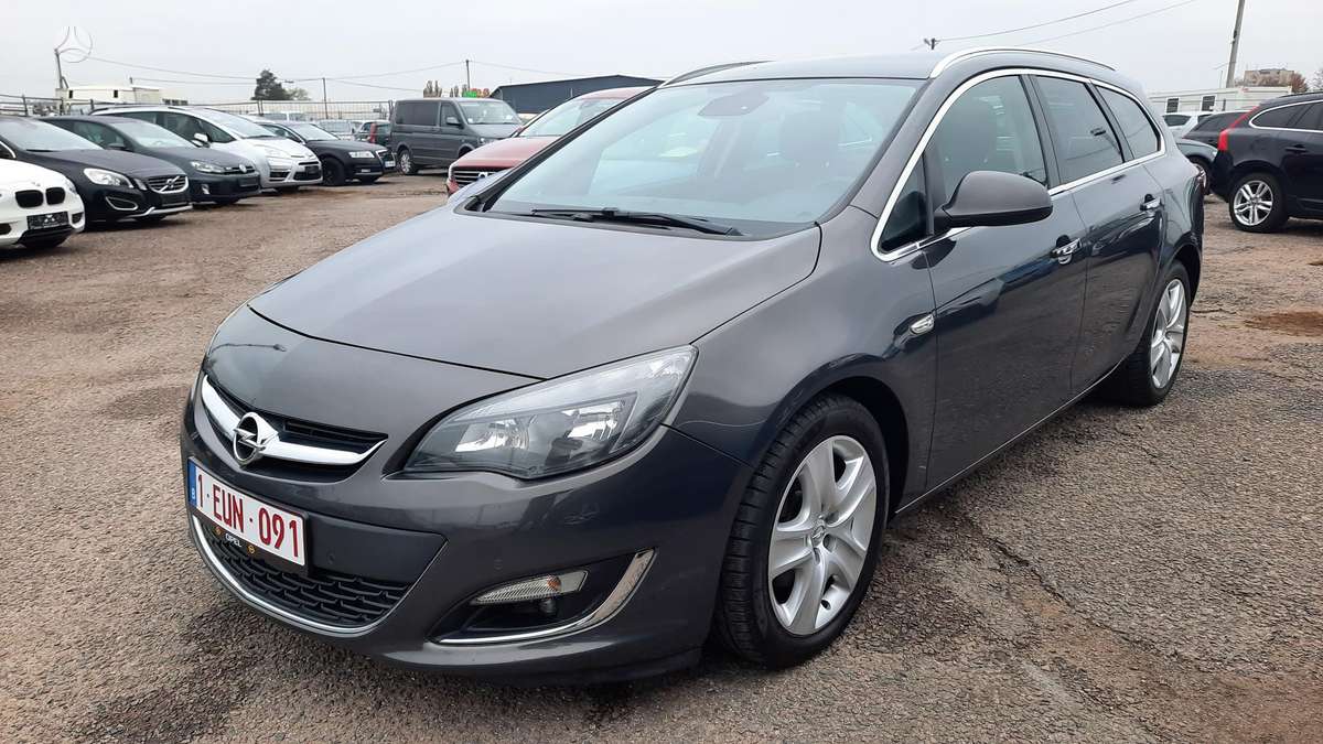 Opel Astra 2013 — rear view