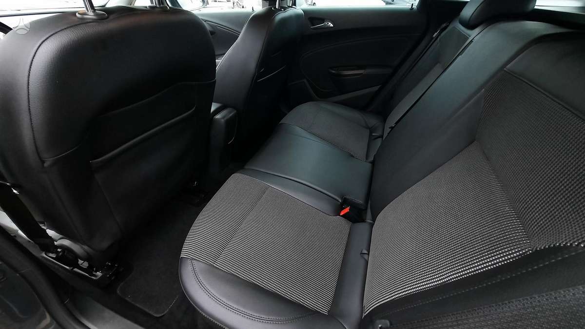 Opel Astra 2013 — photo 23
