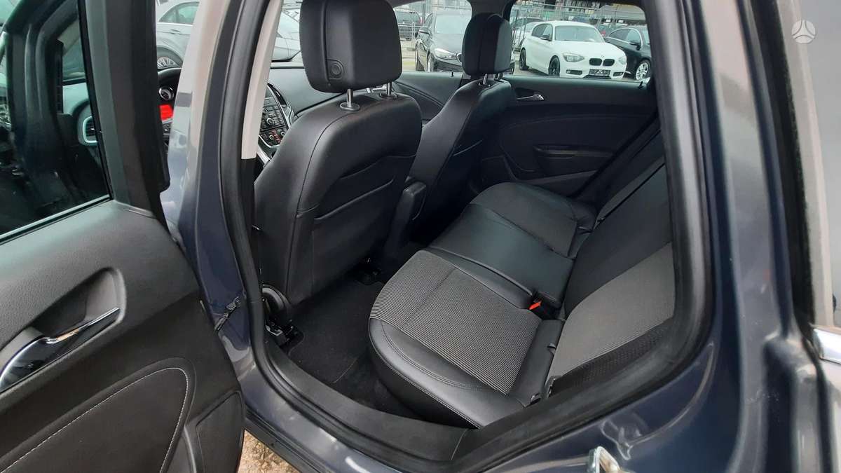 Opel Astra 2013 — photo 24