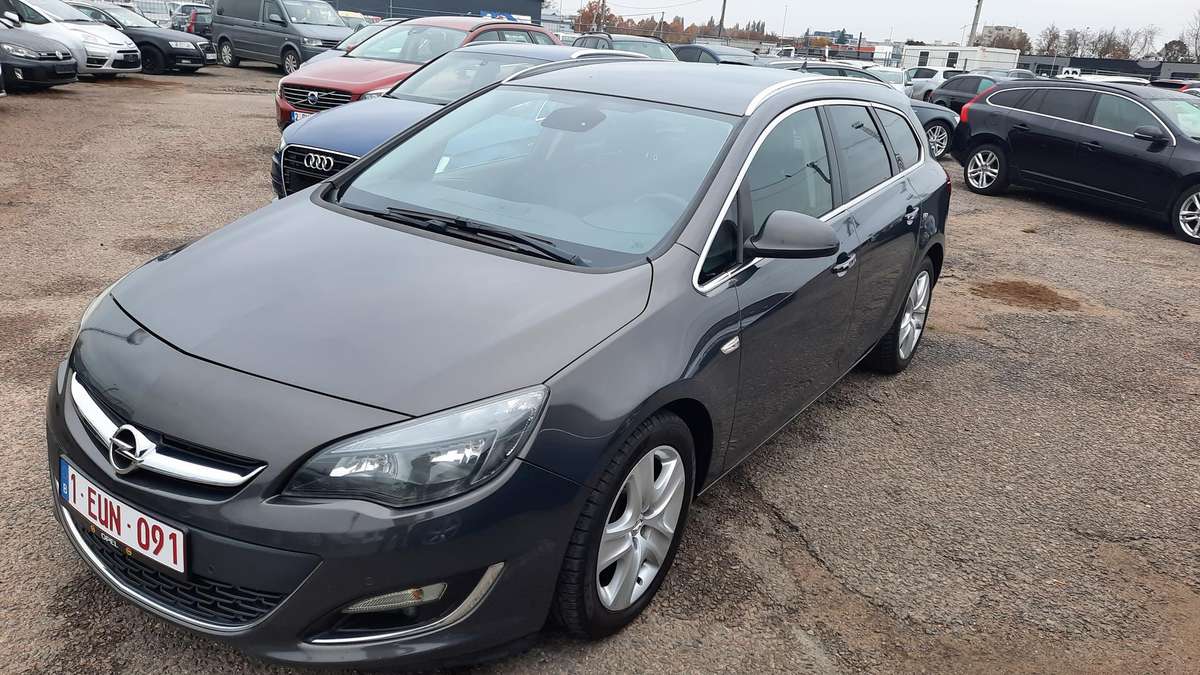 Opel Astra 2013 — interior