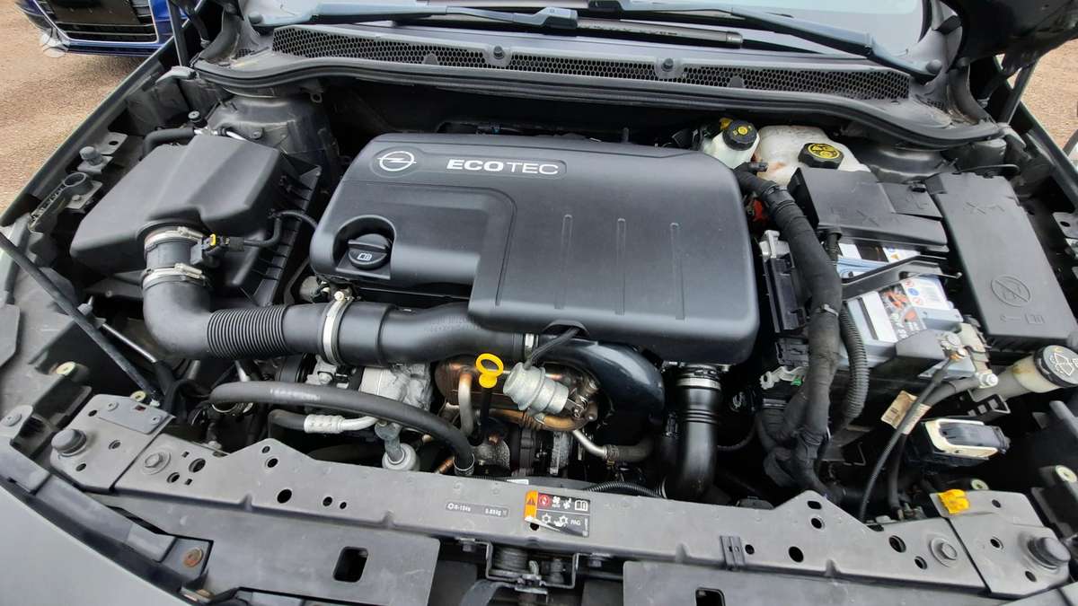 Opel Astra 2013 — photo 32