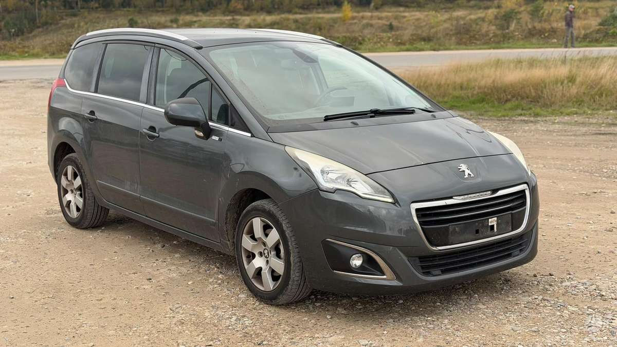 Peugeot 5008 2014 — interior