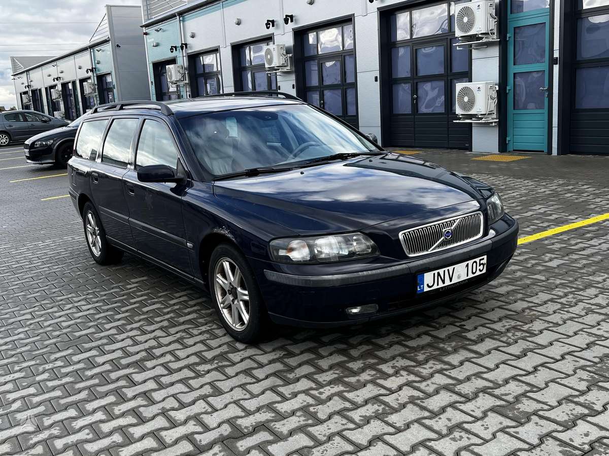 Volvo V70 2004 — rear view