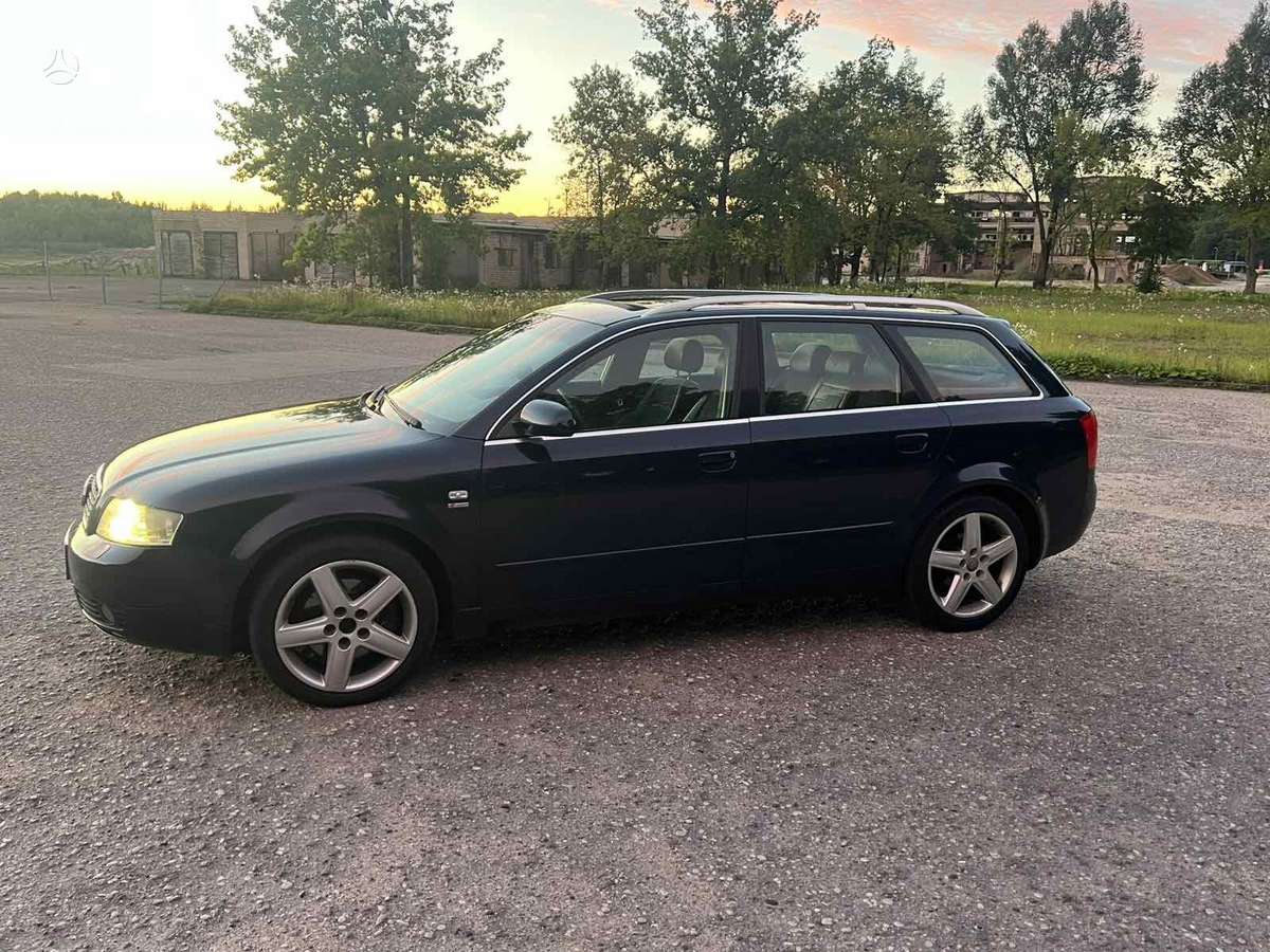 Audi A4 2004 — салон
