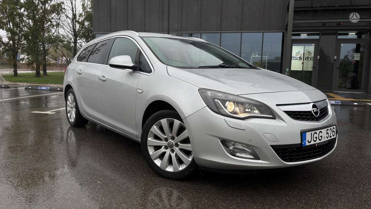 Opel Astra 2011 — вигляд ззаду