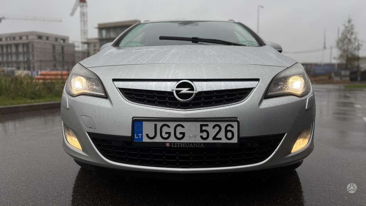 Opel Astra 2011 — салон