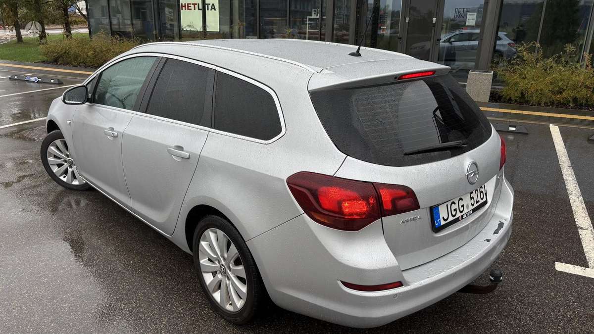 Opel Astra 2011 — двигун 1686 cm³, 110 HP (81kW)