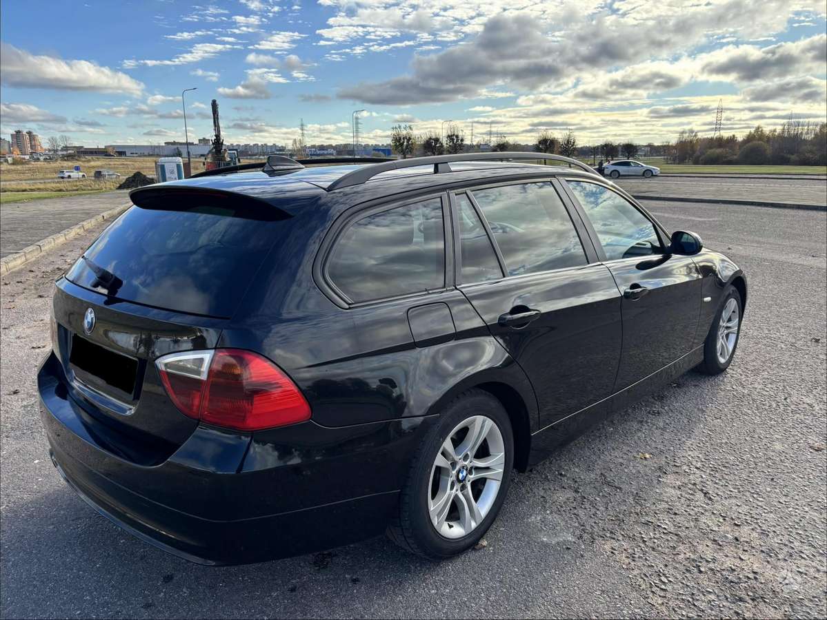 BMW 320 2007 — салон