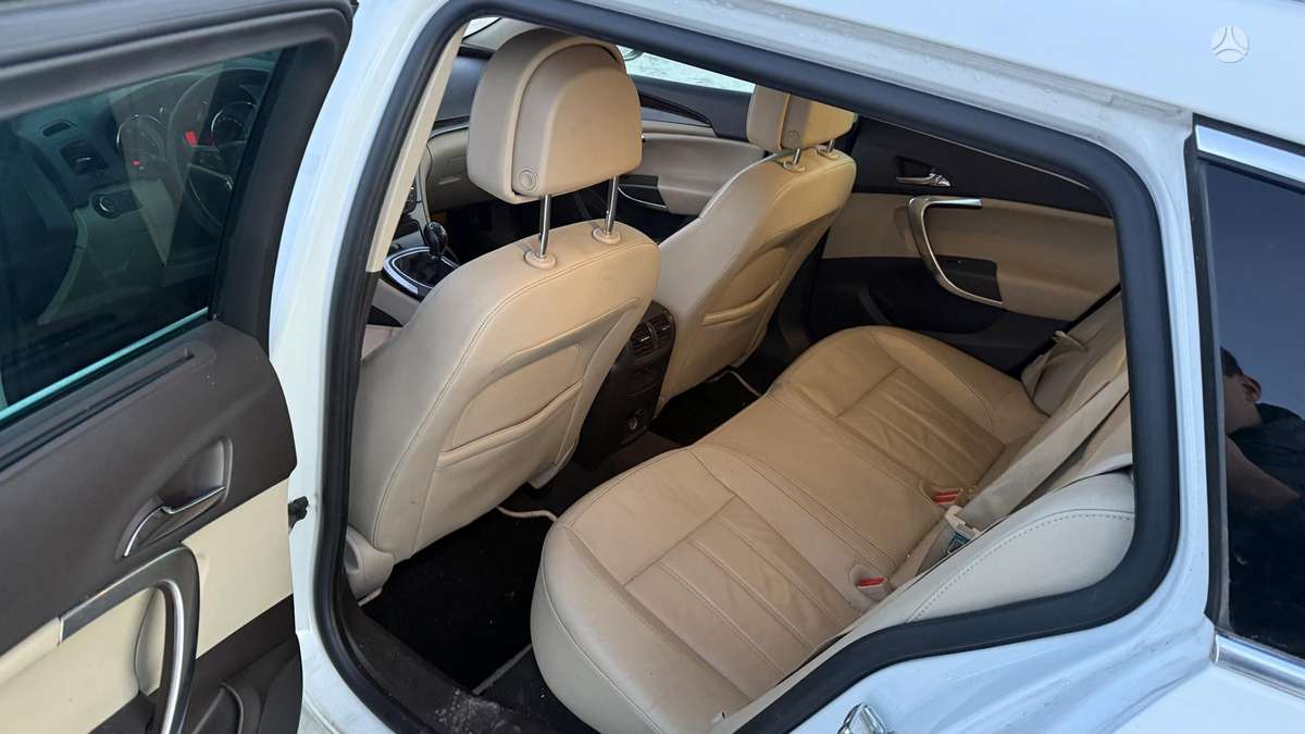 Opel Insignia 2011 — photo 11
