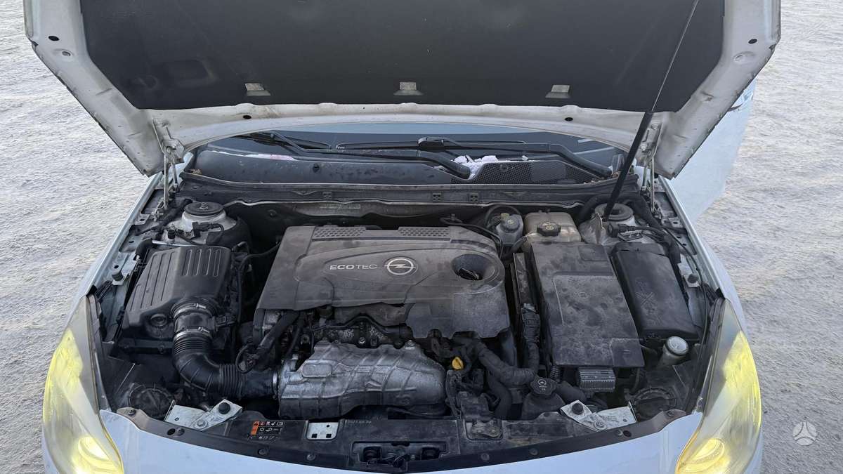 Opel Insignia 2011 — photo 14