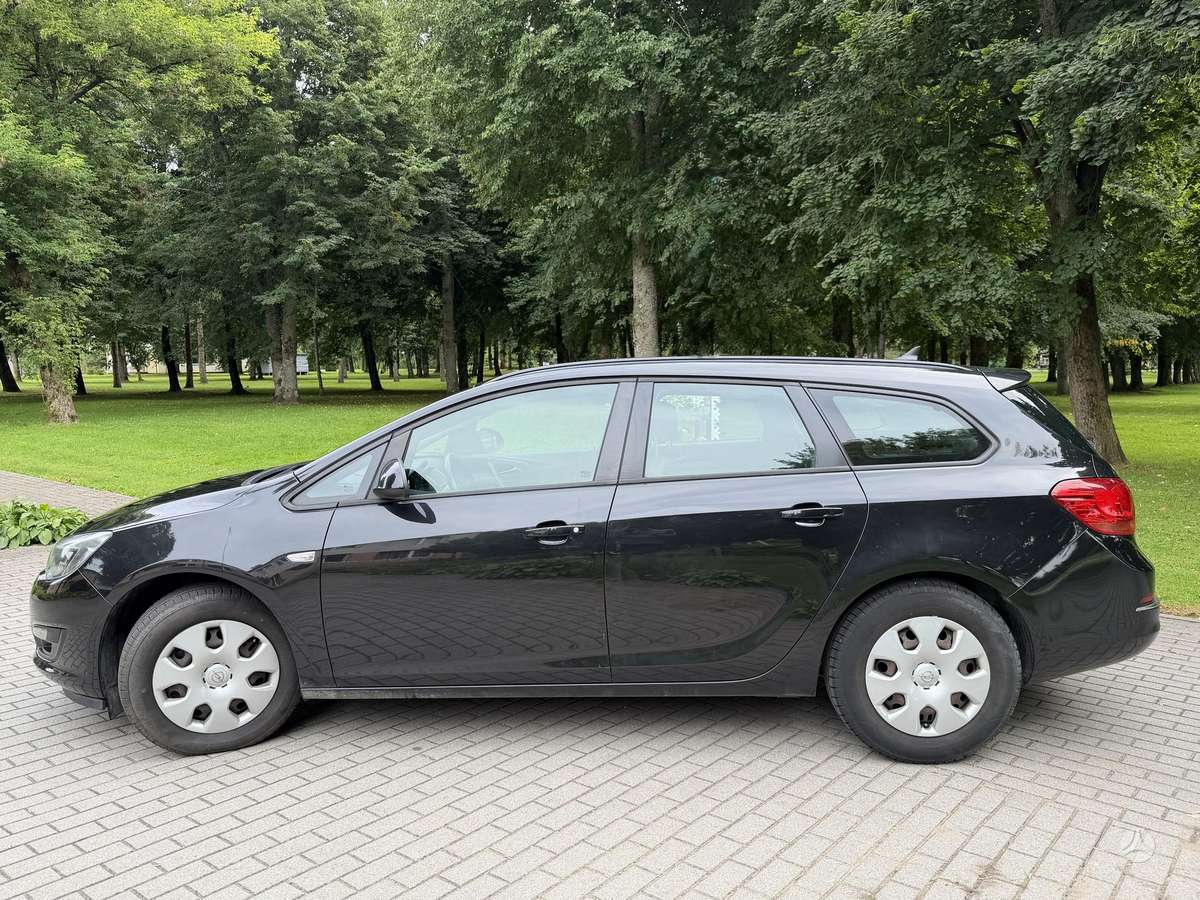 Opel Astra 2015 — вигляд ззаду