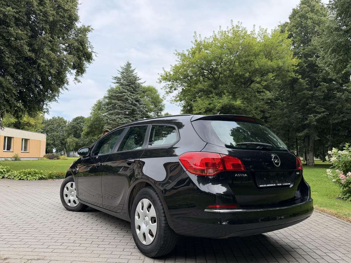 Opel Astra 2015 — салон