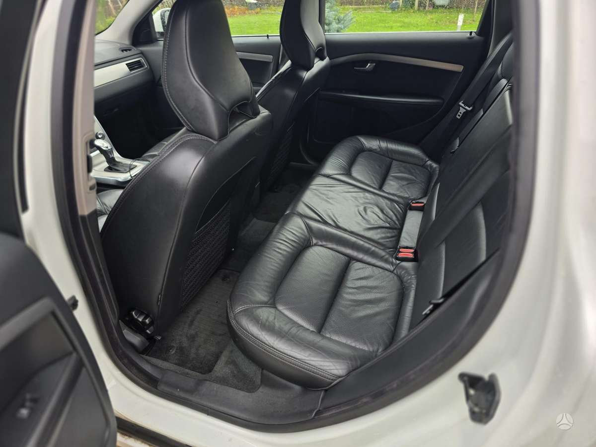 Volvo V70 2012 — photo 14