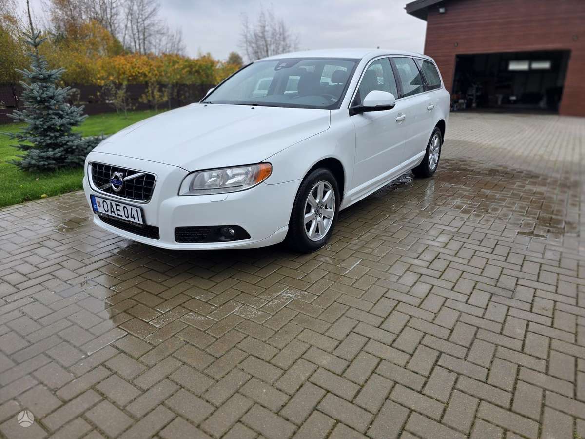 Volvo V70 2012 — rear view
