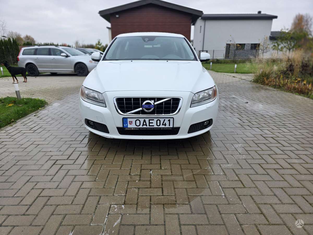 Volvo V70 2012 — interior