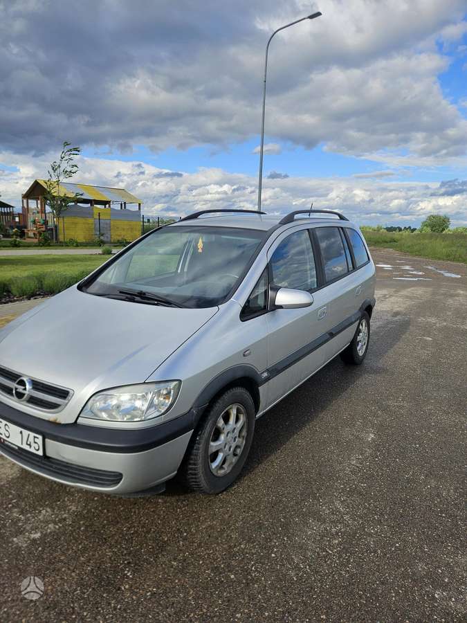 Opel Zafira 2005 — rear view