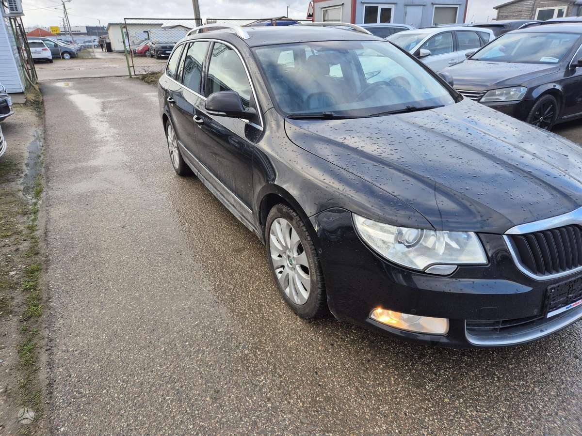 Skoda Superb 2012 — rear view