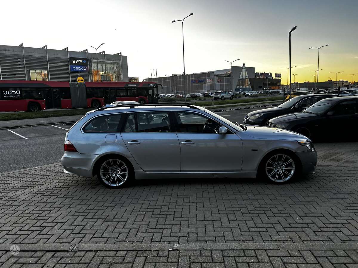 BMW 520 2008 — interior