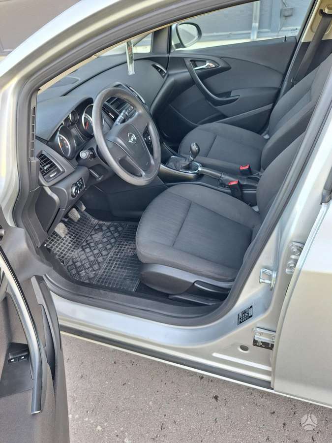 Opel Astra 2013 — photo 11