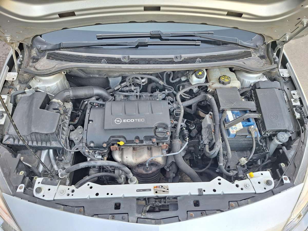 Opel Astra 2013 — photo 14