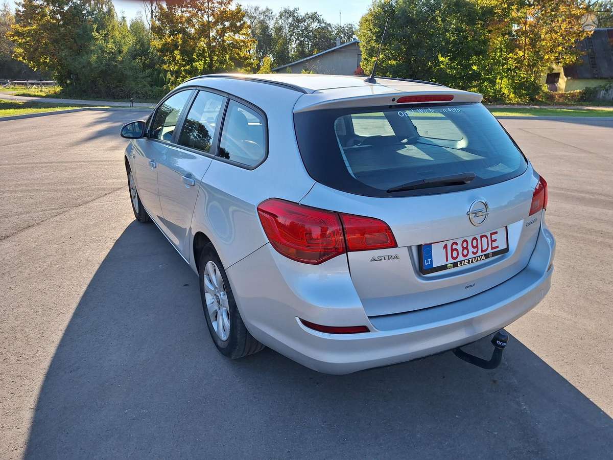 Opel Astra 2013 — rear view