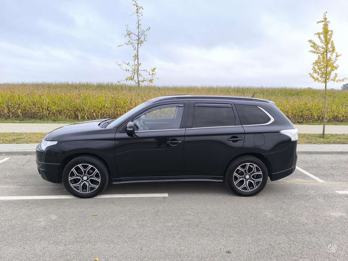 Mitsubishi Outlander 2013 — rear view